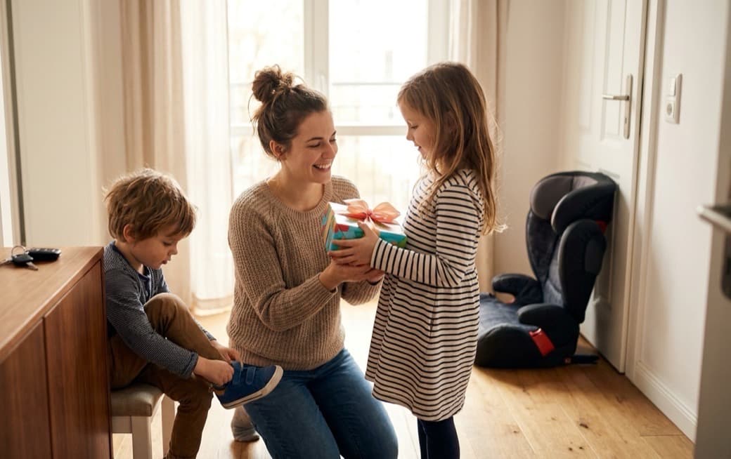 Kindergeburtstage, Verabredungen, Fahrgemeinschaften: Den Kinderkalender ans Au-pair übergeben