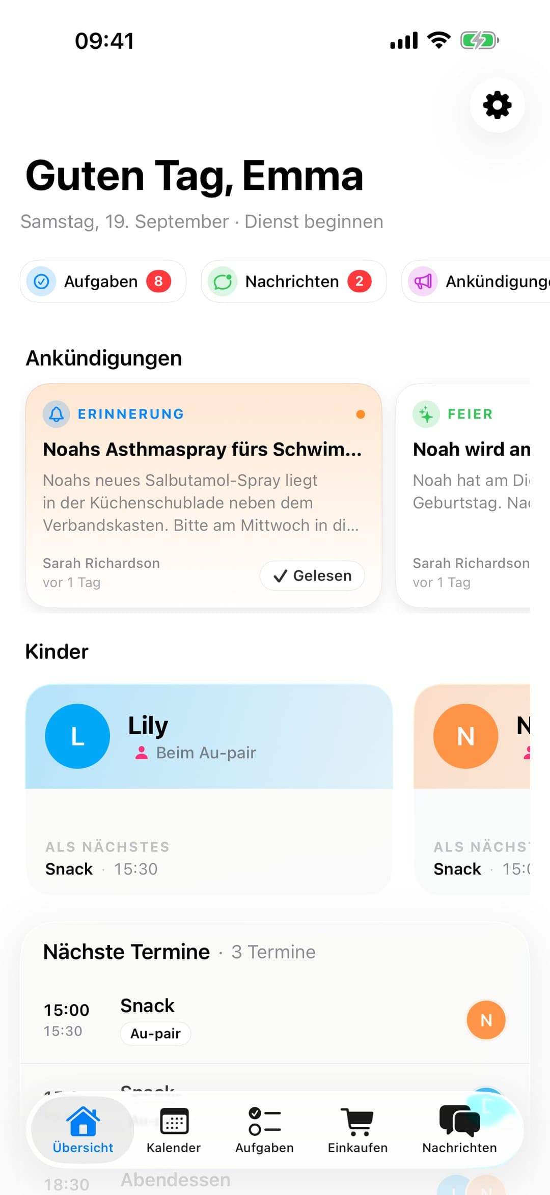 Au-pair-Dashboard von Emma in der AuPairSync-iPhone-App: ihre Aufgaben und Nachrichten, ein Link, um den Dienst zu beginnen, die Erinnerung an Noahs Asthmaspray mit dem Knopf „Gelesen“, die betreuten Kinder und die nächsten Termine des Tages