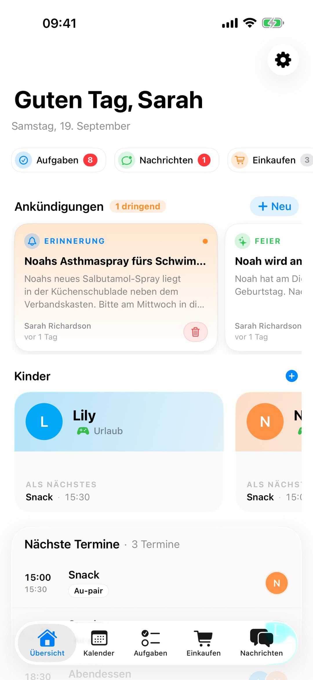 Eltern-Dashboard von Sarah in der AuPairSync-iPhone-App: offene Aufgaben, Nachrichten und Einkäufe, eine dringende Erinnerung, Noahs Asthmaspray zum Schwimmen einzupacken, die Kinder Lily und Noah mit ihrer nächsten Routine und die nächsten Termine des Tages