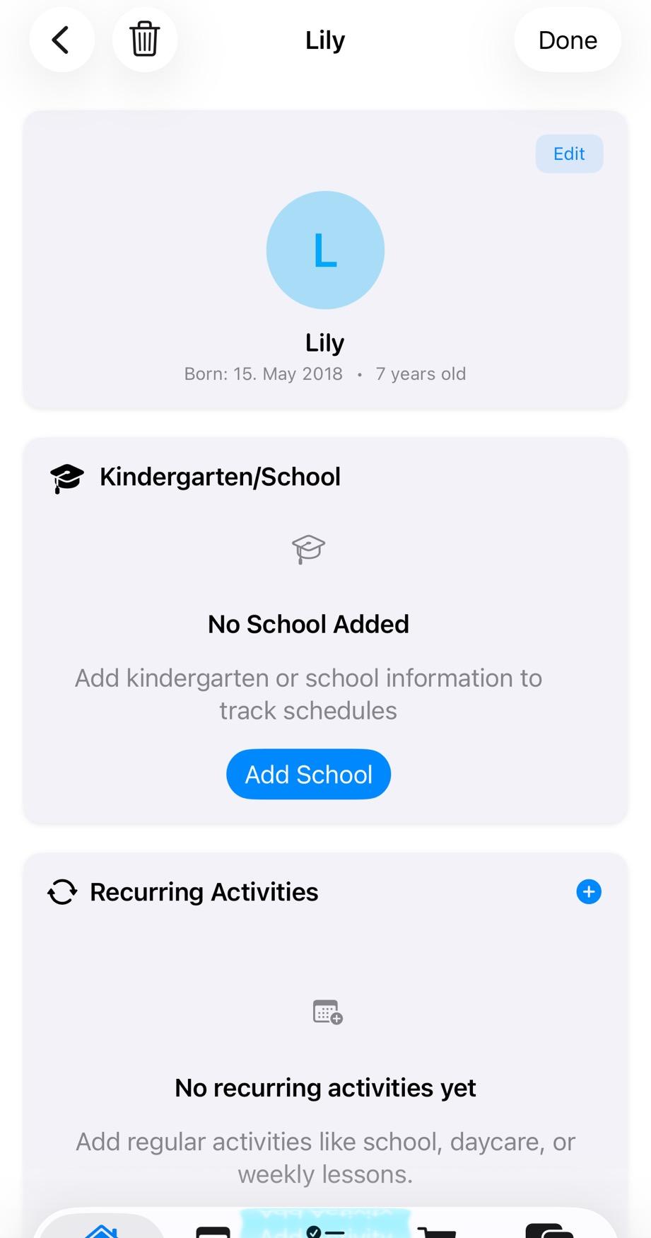 App-Ansicht von Emmas Kinderprofil mit Schulinfos, wiederkehrenden Aktivitäten und täglichen Routinen